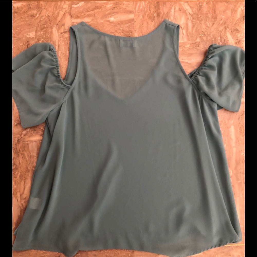 MuMu Cold Shoulder Top - Picture 2 of 4
